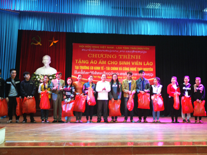 Trao tặng áo ấm mùa đông cho sinh viên Lào